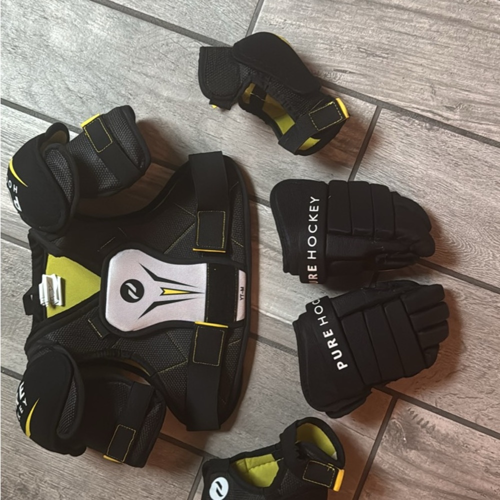 Kids Protective Hockey Gear Set - Black and Yellow